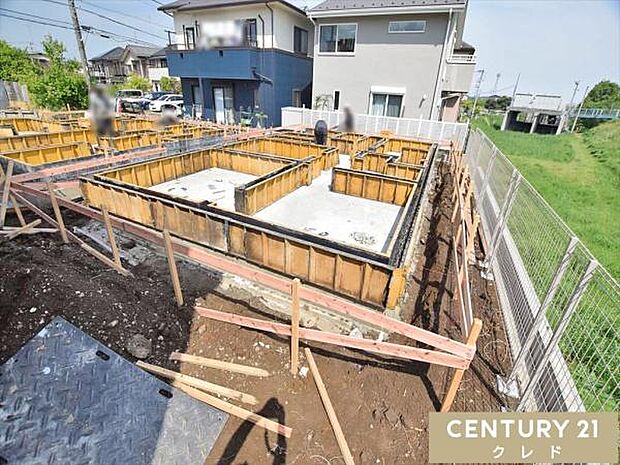 現在基礎の状態です。地盤調査を行った後に、家の面積と同じ大きさの基礎を作ることでしっかりと家を支えます。