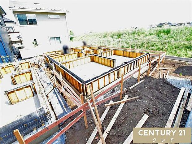 地盤調査と基礎をしっかり作ることで揺れなどに強いお住まいを作ります。完成後は4LDKの新邸が並びます。