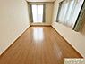 洋室：【洋室9帖】デスクやベッドなどを置いてもゆとりがある広さ。お住まいの中で最も広いお部屋はご夫婦の主寝室にピッタリ。※残置物をCG加工により除去しています。
