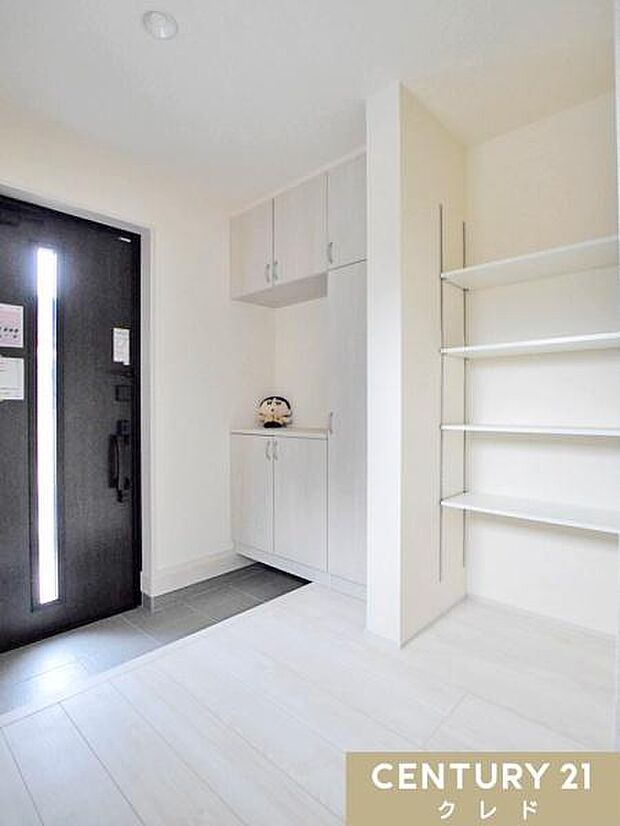 コの字型の大型シューズボックスに加え、便利な可動棚も完備。ご家族全員の靴はもちろん、アウトドア用品や防災グッズなどもたっぷり収納できます。