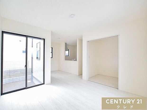 【LDK17.7帖】広々とした17.7帖のLDKは、白を基調とした明るく清潔感のある空間です。隣接する3帖の洋室の扉を開け放てばリビングの延長としても使え、ライフスタイルに合わせて活用できます。