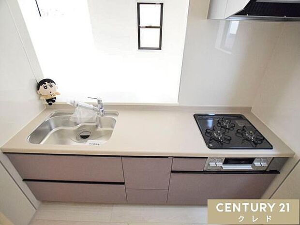 リビングで遊ぶお子さまを見守りながら調理ができる、安心の対面式キッチン。清潔感あふれる空間で、毎日の家事も楽しくなりそうです。