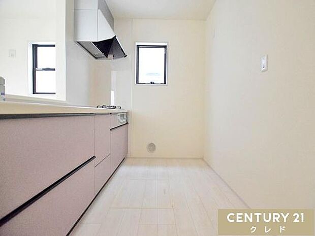 キッチンは大人2人が並んでもゆとりのある広さで、毎日の家事の時間も快適に。お子さまの「やってみたい!」にも、笑顔で応えたくなる空間です。