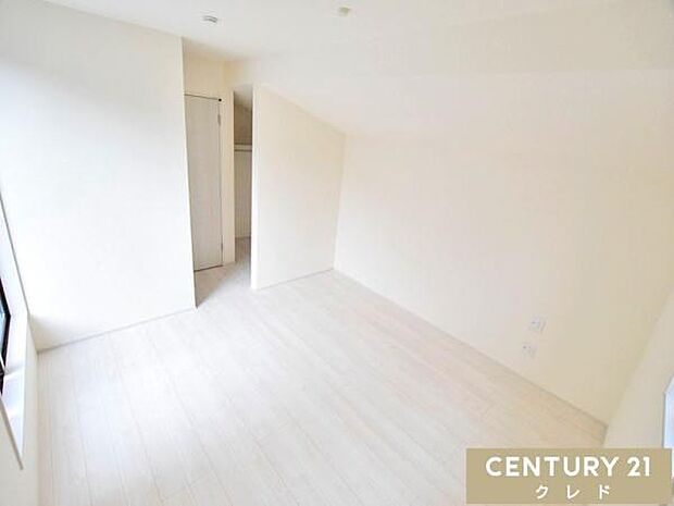 【洋室8.5帖】ゆとりある8.5帖の洋室は主寝室にぴったり。たっぷりと収納できるWICを備えており、衣類や季節物も綺麗に片付きます。