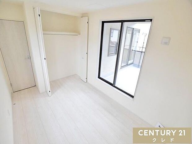 【洋室6帖】ホワイト×木目調の明るく清潔感のある洋室。シンプルで使いやすいお部屋はお子様のお部屋としても長く使うことができます。