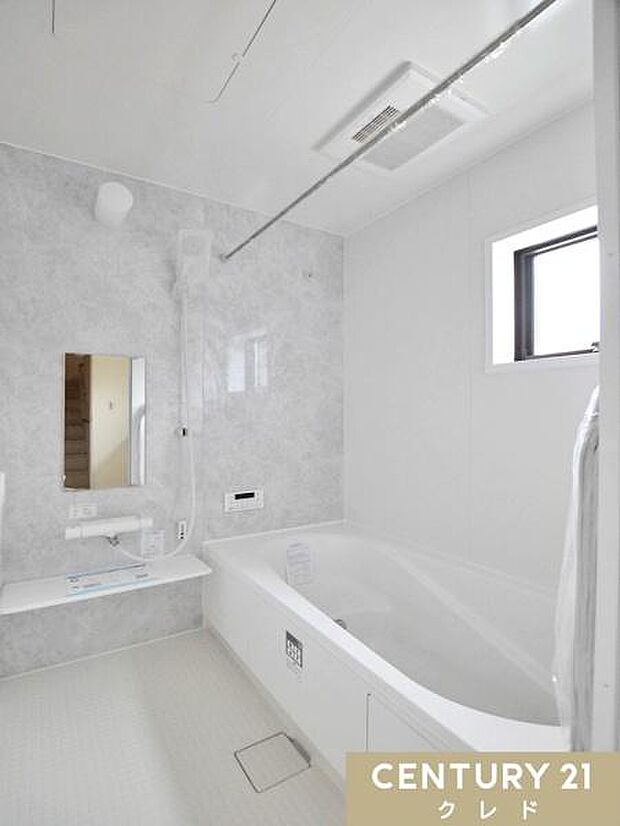 節水もできるベンチタイプの浴槽を採用したバスルームは、お子様とのお風呂の時も安心。ゆったりと半身浴を楽しんだりと、好みの入浴方法を満喫できます。