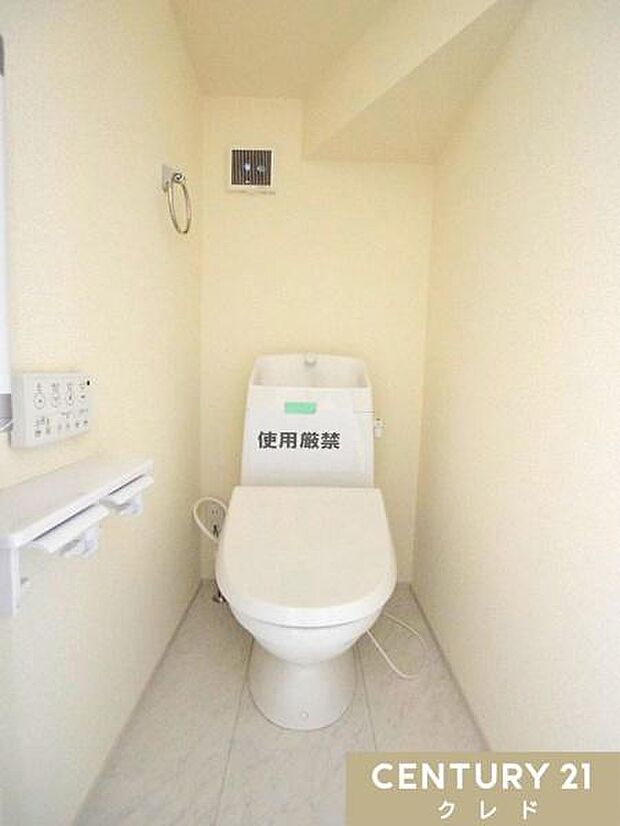 快適性と衛生面を兼ね備えたウォシュレット機能付きトイレ。お手入れもしやすく、清潔な状態を保ちやすいのも魅力です。