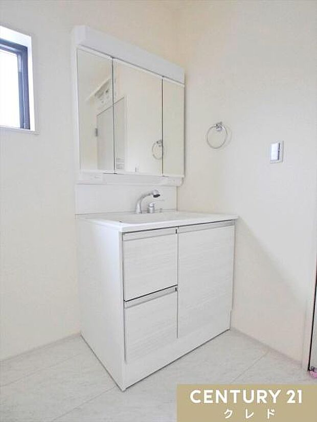 収納豊富な三面鏡化粧台。三面鏡裏や足元の引き出しなど収納スペースが充実しており、小物類もすっきり片付きます。