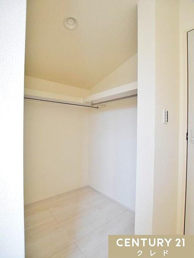 シーズン物のアウターから小物類まで、衣類もたっぷり収納できる、洋服好きにも嬉しい大容量WIC。毎日のお洋服選びも楽しみになりそうです。