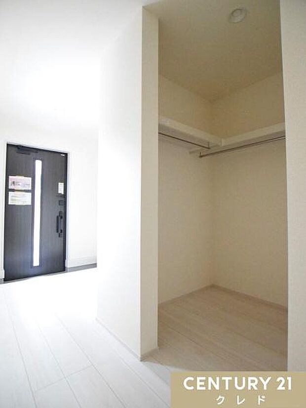 玄関からすぐの場所に、便利なウォークインクローゼットを設置。帰宅後すぐにコートや鞄を収納でき、外出時の身支度もスムーズです。