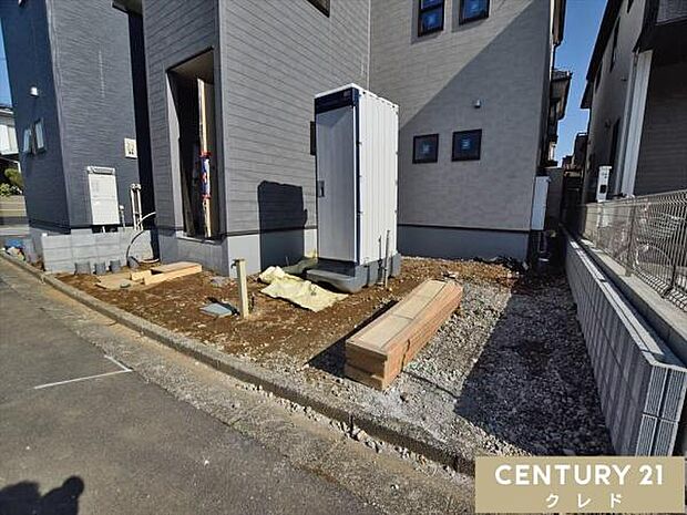 駐車2台可能なカースペース付き。通勤やお子様の送り迎え、毎日のお買い物などご夫婦でお持ちの方も便利にお使いいただけます。