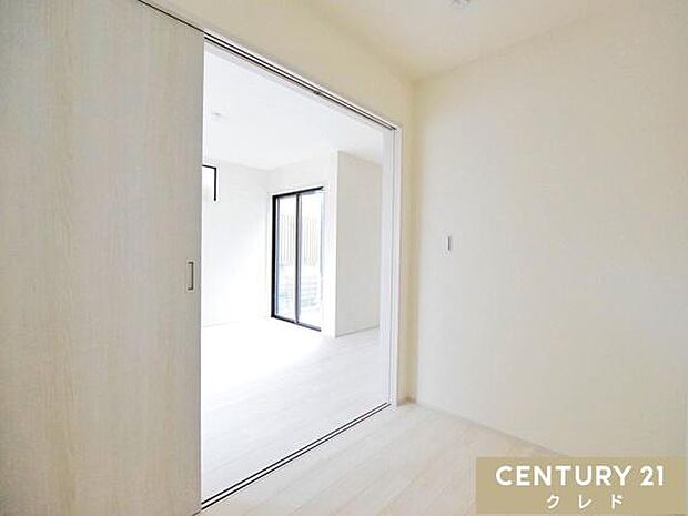 【洋室3帖】隣接する3帖の洋室は、お子様の遊び場やテレワークスペースにぴったり。リビングから目が届くので、家族の様子を感じながら安心して過ごせます。