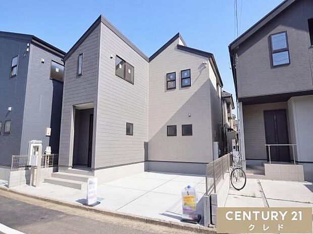 霞ヶ関南小学校まで徒歩2分で、お子様の通学も安心。周辺には商業施設をはじめ、郵便局や病院といった生活利便施設が揃っています。便利で快適に暮らせる魅力あふれる住環境です。