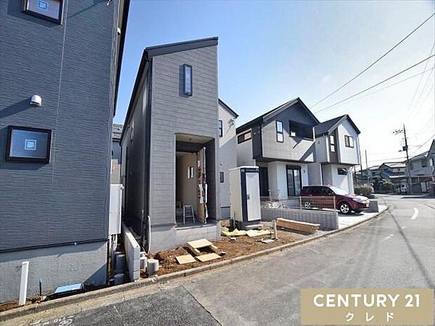 JR川越線「笠幡」駅徒歩17分。商業施設や教育機関も近隣に充実した、子育て家族にもオススメの立地です。