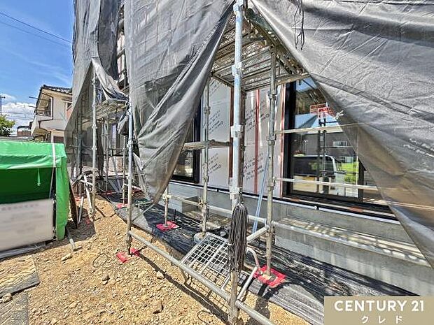 窓には断熱・遮熱性能の高いペアガラスを使用。空調機器と併用すれば、夏は涼しく、冬は暖かな室内を実現します。