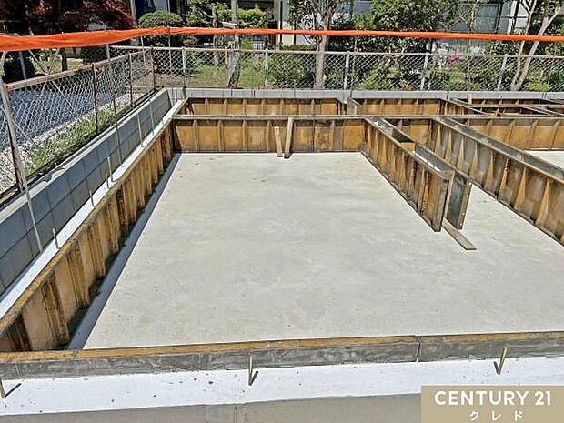 建物の土台となる基礎工事が順調に進んでいます。ベタ基礎工法により、優れた耐震性・防湿性を実現。