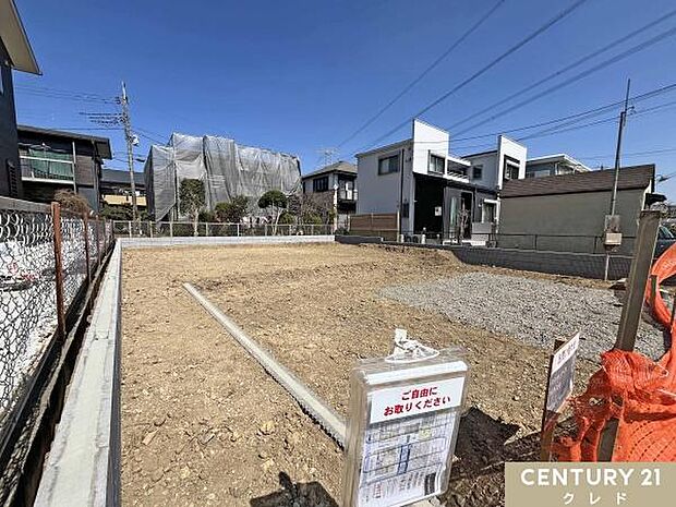 住宅性能評価W取得、断熱性能等級W取得の長期優良住宅!耐震+制震の安心ある造り。カースペースには並列3台の駐車が可能です。