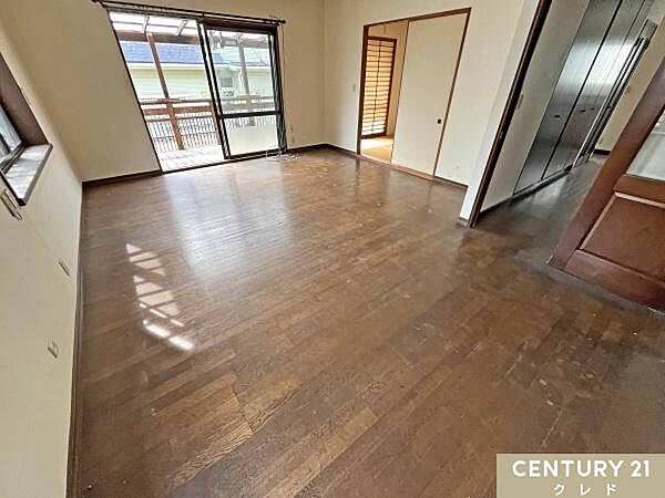 【LDK19.3帖】大きな掃き出し窓からは直接ウッドデッキへ出ることができ、内と外が繋がる開放感あふれるリビングで豊かな時間を過ごせます。