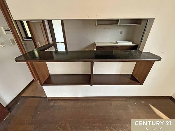 ご家族との会話が弾む対面式キッチン。カウンター下には便利な収納棚を備え、お気に入りの小物や雑誌を飾って見せる収納を楽しめます。