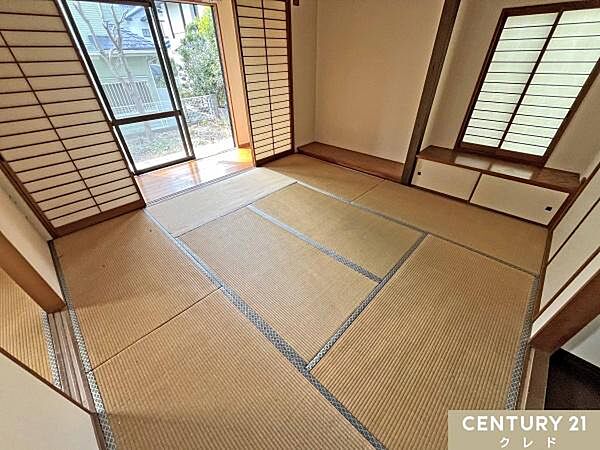 【和室8帖】い草の香りが心地よい、ゆとりある8帖の和室。障子を開ければ陽当りの良い広縁へと繋がり、より一層の広がりを感じられます。