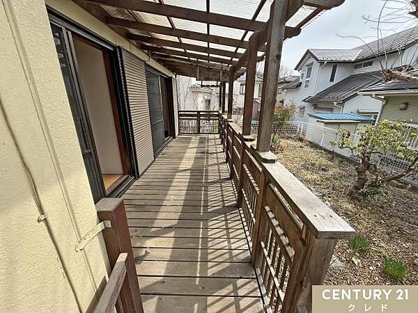 木の温もりを感じる、屋根付きの広々としたウッドデッキ。休日はお庭を眺めながらお茶を楽しんだり、ご家族でBBQをしたりと、アウトドアリビングを満喫できます。