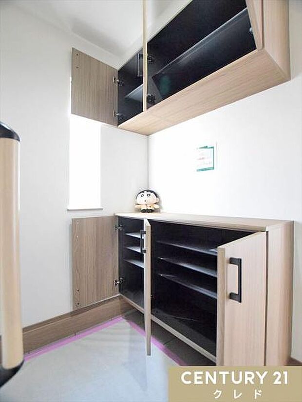 明るく清潔感のある玄関。上下に分かれた大容量のシューズボックスを備え、間のカウンターには鍵を置いたり小物を飾れます。