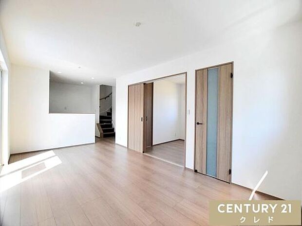 【LDK16.5帖】陽光がたっぷりと降り注ぐ、明るく開放的な16.5帖のLDK。ご家族の会話が弾む対面式キッチンや、自然と顔を合わせる機会が増えるリビング階段を採用しています。