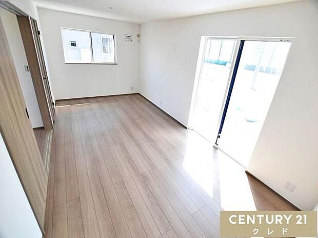 【LDK16.5帖】2面採光、南西側に開口部を設けたリビングは、明るい光がたっぷりと入る居心地の良い空間。ご家族みんなが自然体で心地良く過ごすことができます。