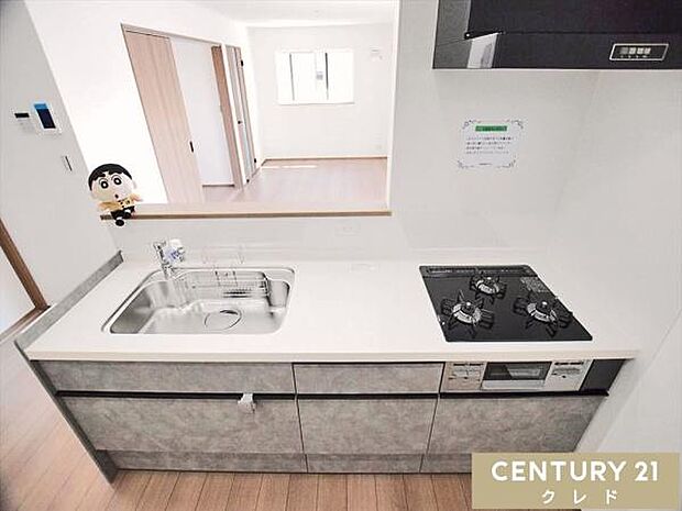 広々としたシンクと3口コンロで、毎日のお料理もスムーズに。リビングにいるお子様の様子を見守りながら家事ができる安心の間取りです。