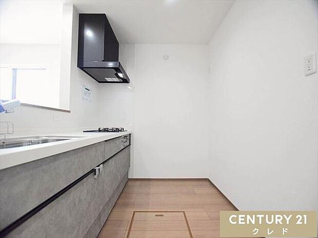 キッチンは大人2人が並んでもゆとりのある広さで、毎日の家事の時間も快適に。お子さまの「やってみたい!」にも、笑顔で応えたくなる空間です。