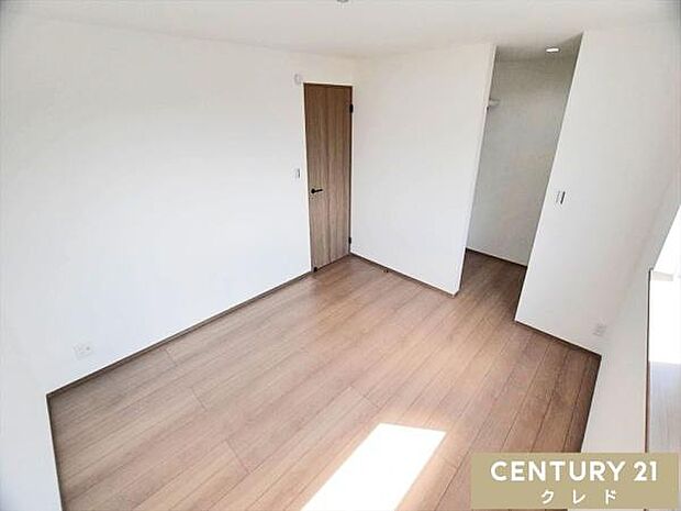 【洋室7帖】WICを備えた7帖の洋室。収納スペースをしっかり確保できるため、夫婦の主寝室にもおすすめです。家具を置いても動線にゆとりがあり、快適に過ごせます。