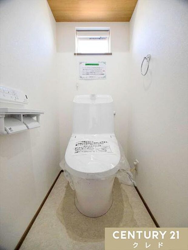 快適性と衛生面を兼ね備えたウォシュレット機能付きトイレ。窓付きで明るく、換気もしやすい空間で、日常的に清潔を保てます。