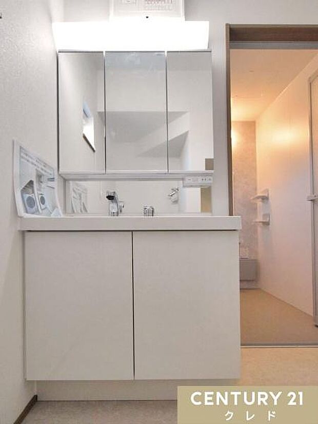 ヘアスタイルなども確認しやすい三面鏡化粧台なら朝の準備も快適に。収納充実でアメニティなどをすっきりと整理できます。