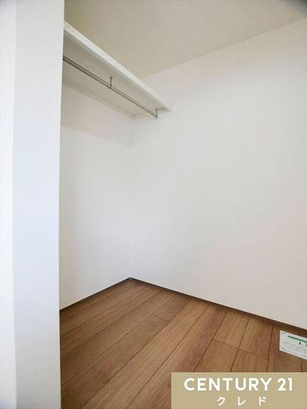 シーズン物のアウターから小物類まで、衣類もたっぷり収納できる、洋服好きにも嬉しい大容量WIC。毎日のお洋服選びも楽しみになりそうです。