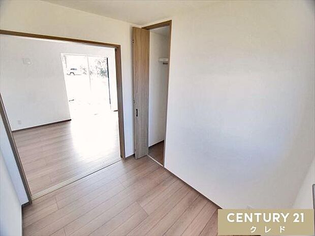 【洋室3.7帖】ライフスタイルに合わせてフレキシブルに使える便利な洋室3.7帖。扉を開けてLDKの続き間として広く使ったり、独立した書斎やキッズスペースとしても活用できます。