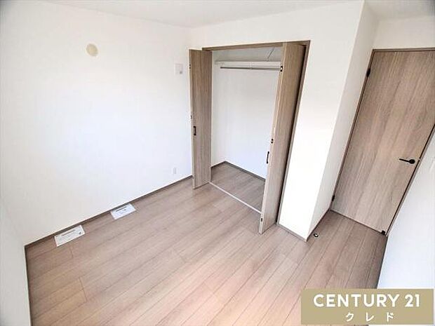 【洋室5.7帖】衣類をすっきりしまえるハンガーパイプ付きのクローゼットを完備した洋室5.7帖。木目調の床が温かみのある雰囲気を演出しています。