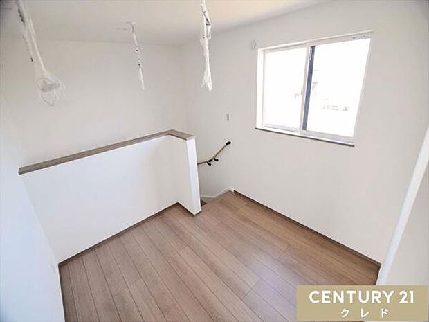 天候や花粉を気にせず洗濯物が干せる、便利なサンルーム。天井には物干し金具が備え付けられており、窓からの日差しでしっかり乾きます。