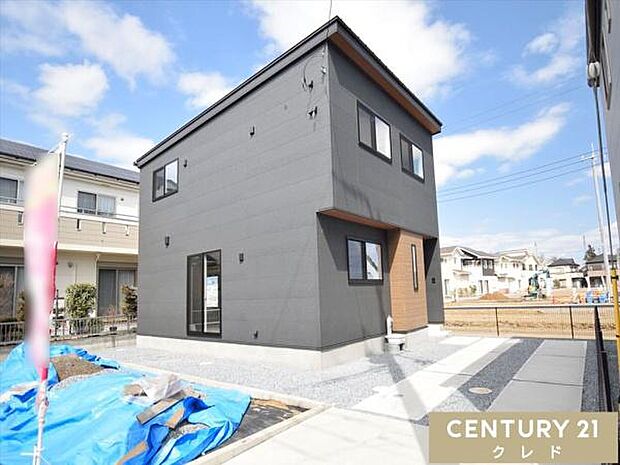 敷地内には縦列で2台駐車可能なカースペースを確保しています。ご夫婦で車を所有されている方や、来客時にも安心ですね。