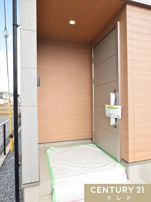 ご家族やお客様を温かく迎える、木目調デザインが印象的な玄関アプローチ。ポーチ部分は屋根付きで少し奥まっているので、雨の日でも濡れずに鍵の開け閉めができます。