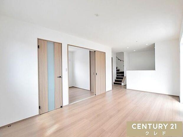 【LDK16.7帖】陽光がたっぷりと降り注ぐ、明るく開放的な16.7帖のLDK。ご家族の会話が弾む対面式キッチンや、自然と顔を合わせる機会が増えるリビング階段を採用しています。