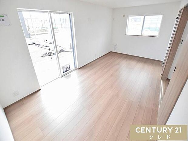 【LDK16.7帖】2面採光、南東側に開口部を設けたリビングは、明るい光がたっぷりと入る居心地の良い空間。ご家族みんなが自然体で心地良く過ごすことができます。