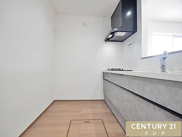 キッチンは大人2人が並んでもゆとりのある広さで、毎日の家事の時間も快適に。お子さまの「やってみたい!」にも、笑顔で応えたくなる空間です。