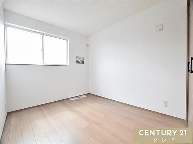 【洋室5.5帖】ホワイト×木目調の明るく清潔感のある洋室。シンプルで使いやすいお部屋はお子様のお部屋としても長く使うことができます。