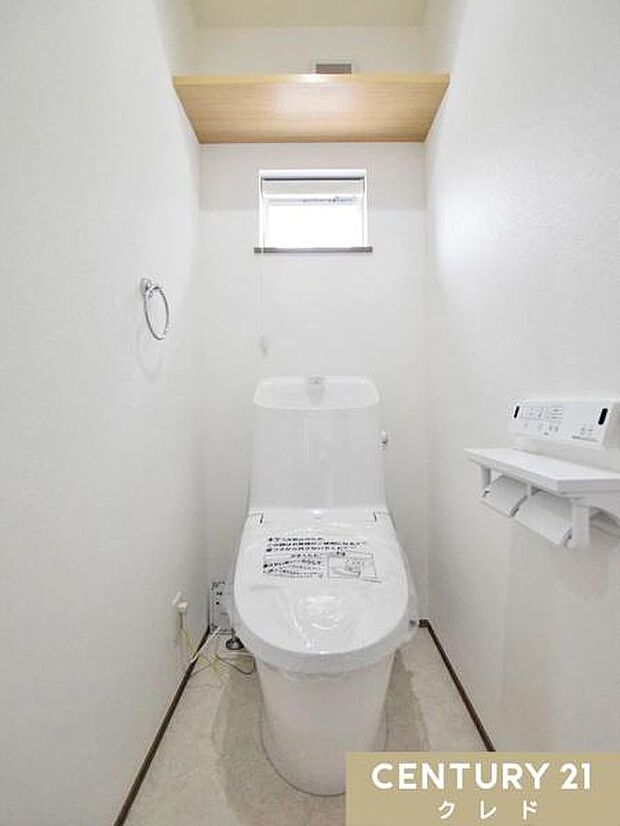 快適性と衛生面を兼ね備えたウォシュレット機能付きトイレ。窓付きで明るく、換気もしやすい空間で、日常的に清潔を保てます。