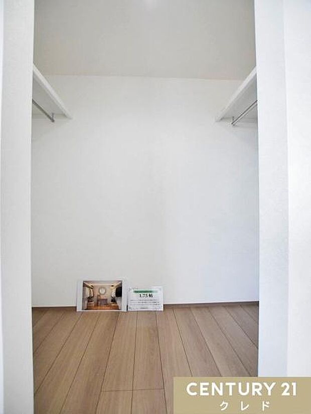 シーズン物のアウターから小物類まで、衣類もたっぷり収納できる、洋服好きにも嬉しい大容量WIC。毎日のお洋服選びも楽しみになりそうです。