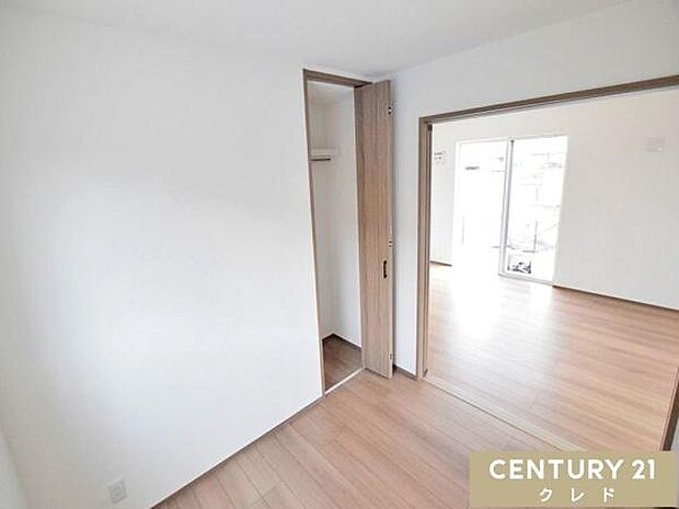 【洋室3.7帖】ライフスタイルに合わせてフレキシブルに使える便利な洋室3.7帖。扉を開けてLDKの続き間として広く使ったり、独立した書斎やキッズスペースとしても活用できます。