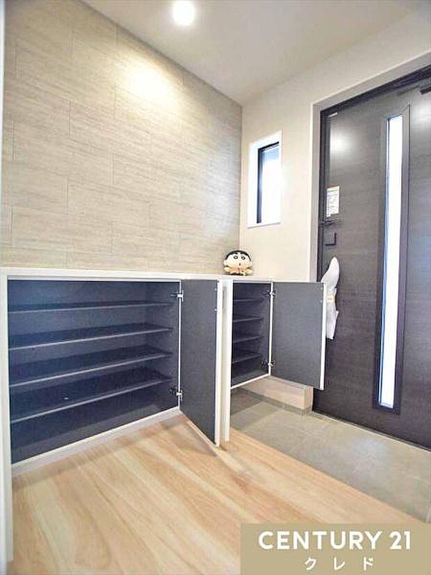 家族みんなの靴をしっかり収納できるシューズボックス。デザイン性と機能性を兼ね備えた玄関。ゆとりがあり、靴の脱ぎ履きや荷物の持ち運びも楽ちん！