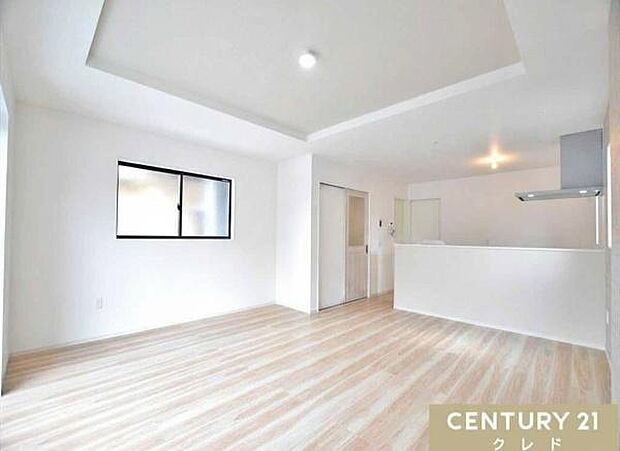 【LDK17.9帖】折上天井を採用した開放感あふれる憩いの場。ナチュラルカラーのフローリングと白を基調とした内装が清潔感と明るさを演出。