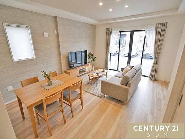 【LDK17.9帖】アクセントクロスにもこだわった上質な空間です。家具の配置もしやすい縦長の設計で、ご家族みんながゆったり過ごせる17帖超の広さ。※家具はCGによるイメージです。