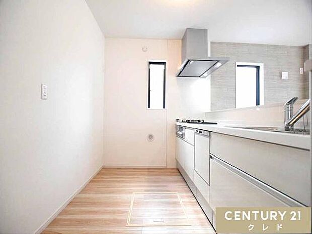 背面のスペースにはゆとりを持たせており、カップボードや冷蔵庫を置いてもすれ違いやすく、ご夫婦での調理もスムーズです。小窓付きで換気良好！